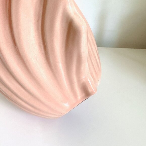 HYALYN POTTERY CLAMSHELL VASE 438 MADE IN USA PALE PEACH - Picture 8 of 9